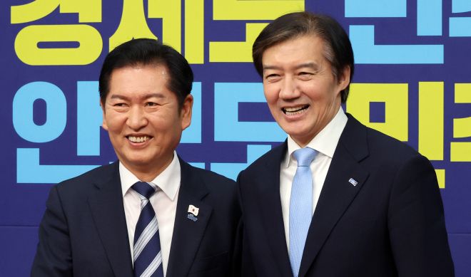 정청래 조국 - 정청래 더불어민주당 대표가 26일 국회에서 조국혁신당 조국 대표를 접견해 악수하고 있다. 2025.11.26 안주영 전문기자