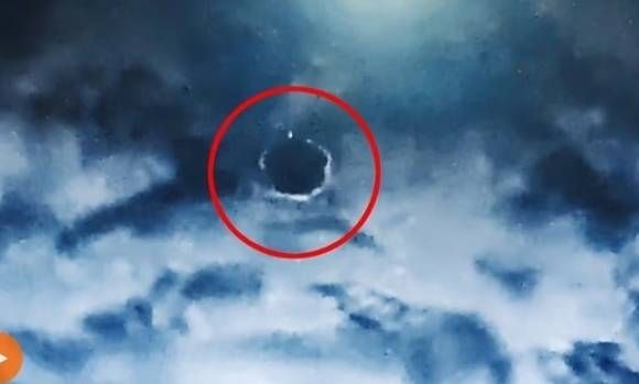 미군은 2020년 11월 아프가니스탄과 파키스탄 국경 상공에서 구름 사이를 오가며 자유자재로 비행하는 미확인비행물체를 촬영했다. 영상은 2년간의 분석을 거쳐 최초로 공개됐다. 제레미 코벨 제공