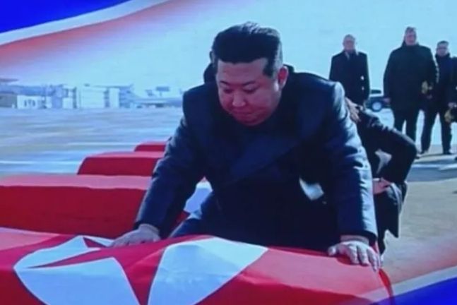 2025년 6월 30일 방영한 ‘북·러 예술인 공연 무대’ 녹화 중계의 한 장면. 김정은 북한 국무위원장이 러시아 파병 북한군 전사자 관을 어루만지며 애도하는 모습이다. 조선중앙TV 영상 캡처