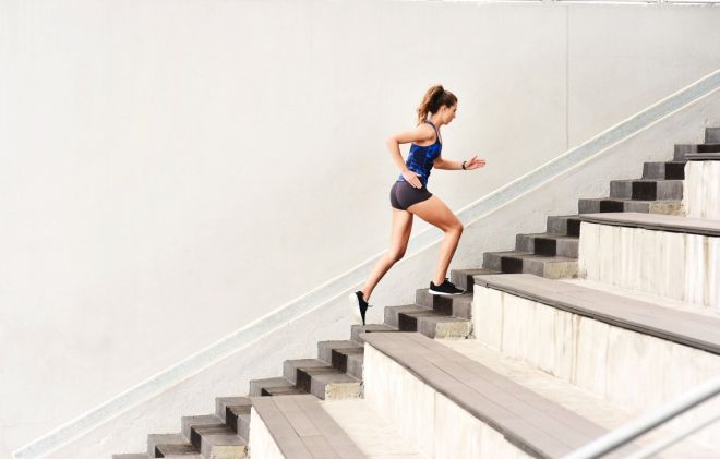 계단 오르는 여성 자료사진. 123rf.com