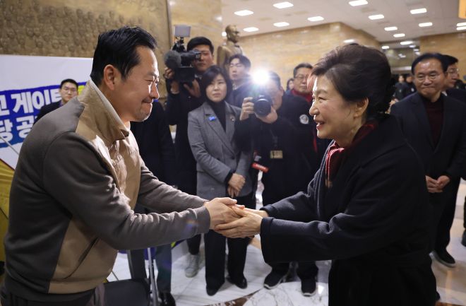 박근혜 전 대통령이 22일 국회 로텐더홀에서 통일교·공천헌금 ‘쌍특검’ 수용을 요구하며 8일째 단식 중인 장동혁 국민의힘 대표를 만나 악수하고 있다. 2026.1.22 홍윤기 기자