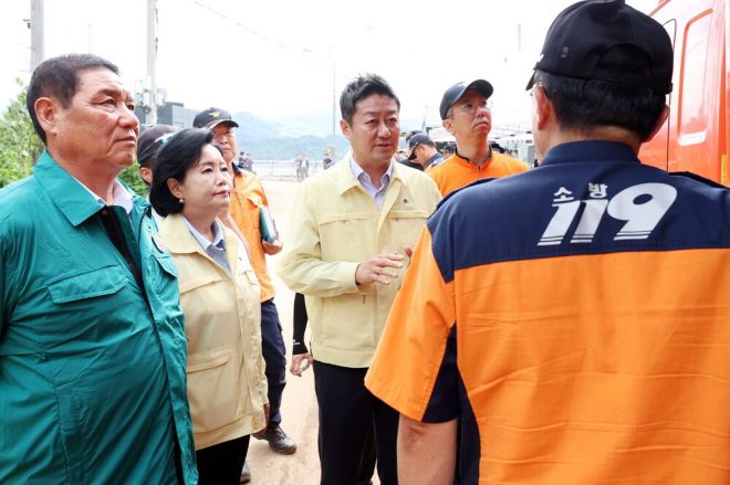 김진경(왼쪽 세 번째) 의장 등 경기도의회 의장단이 지난해 7월 집중호우로 큰 피해를 본 가평군 조정면을 찾아 총력 지원을 약속하고 있다 경기도의회 제공