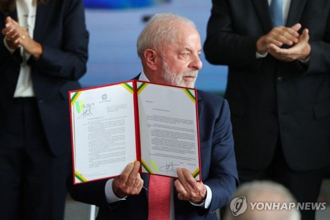 8일(현지시간) 보우소나루 복역 기간 감경 법률 재의요구안에 서명한 룰라 대통령. 로이터 연합뉴스