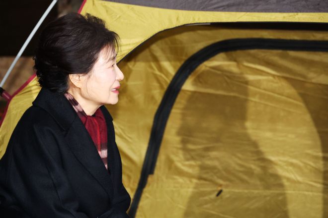 박근혜 전 대통령이 22일 국회 로텐더홀에서 통일교·공천헌금 ‘쌍특검’ 수용을 요구하며 8일째 단식 중인 장동혁 국민의힘 대표를 만나 대화하고 있다. 2026.1.22 홍윤기 기자