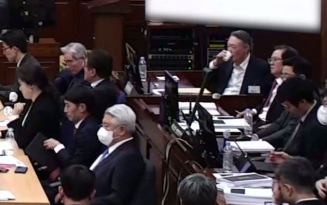 윤석열 전 대통령이 13일 오후 서울 서초구 서울중앙지법에서 열린 12·3 비상계엄 관련 내란 우두머리 혐의 1심 2차 결심공판에 출석해 물을 마시고 있다. 뉴시스