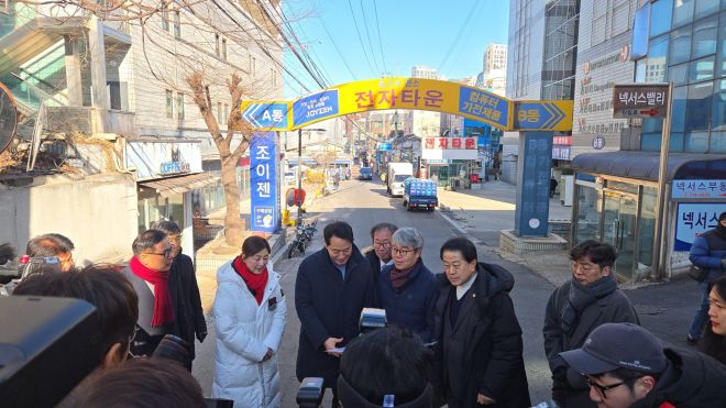 지난 22일 재개발이 추진 중인 용산전자상가 나진·선인상가를 방문한 오세훈 시장, 김용호 서울시의원 등이 서울시 도시공간본부장으로부터 용산전자타운 개발현황에 대해 설명을 듣고 있다.
