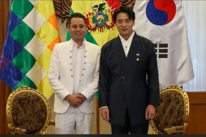 한준호(오른쪽) 더불어민주당 의원이 지난해 11월 에드만 라라 신임 볼리비아 부통령과의 면담에서 양국 경제 교류 확대 차원에서 비자 면제 필요성을 설득한 뒤 기념촬영을 하고 있다. 한준호 의원 페이스북 캡처