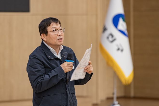 김경호 광진구청장이 지난 8일 구청 대강당에서 열린 자양동 ﻿재개발사업 주민설명회에서 인사말을 하고 있다. 광진구 제공