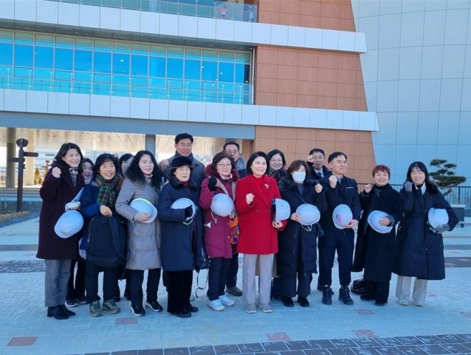 지역 리더들과 함께 기념촬영을 하는 박춘선 의원