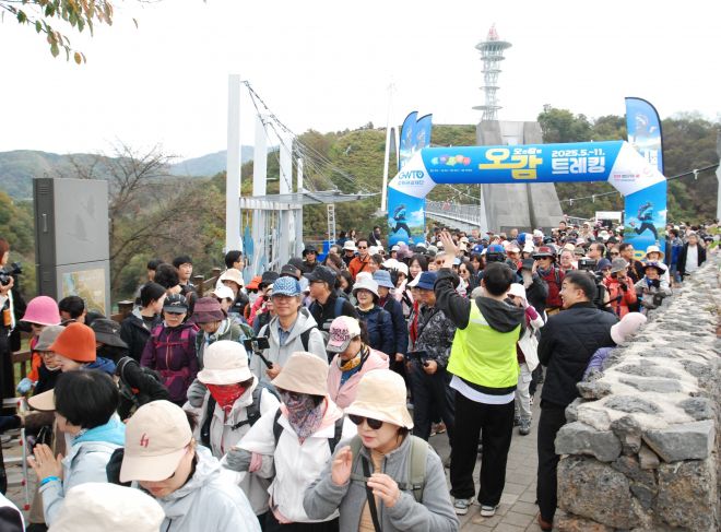 지난해 10월 철원 은하수교 일원에서 연 오감 트레킹에 관광객 700명이 참가해 성황을 이뤘다. 강원관광재단 제공