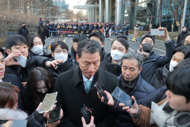 새로 선임된 장민영 기업은행장이 23일 서울 중구 IBK 기업은행 본점으로 출근하던 중 기업은행 노조원들의 저지로 발길을 돌리고 있다. 2026.1.23. 연합뉴스