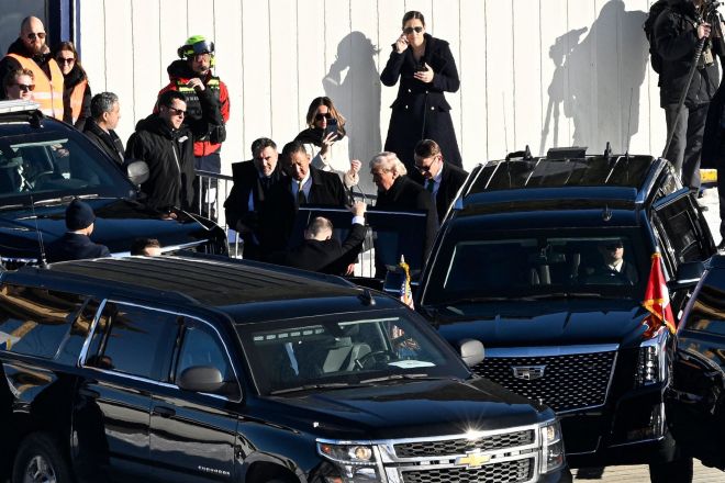 지난 21일 스위스 다보스에 도착한 도널드 트럼프 미국 대통령과 캐딜락 SUV 차량 모습이 포착됐다. AFP 연합뉴스