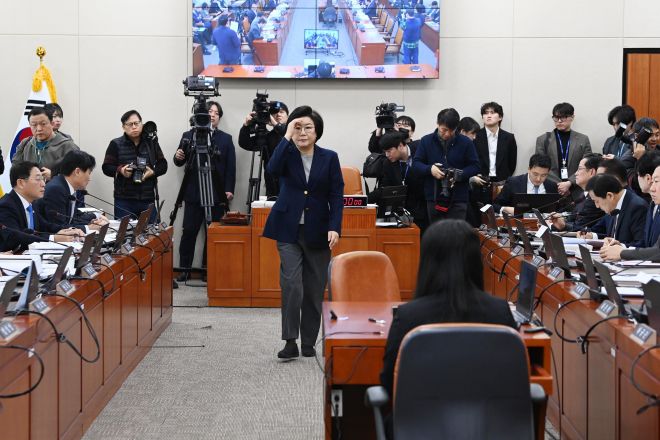 자리로 돌아가는 이혜훈 후보자 - (서울=뉴스1) 국회사진기자단 = 이혜훈 기획예산처 장관 후보자가 23일 서울 여의도 국회에서 열린 제431회국회(임시회) 재정경제기획위원회 인사청문회에 출석 선서문을 임이자 위원장에게 제출한 뒤 자리로 향하고 있다. 2026.1.23/뉴스1