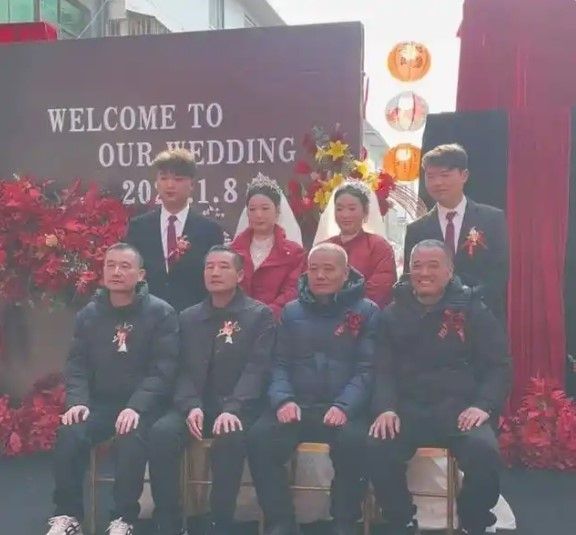 신랑, 신부는 물론 양가 집안의 큰 아버지와 둘째 아버지까지 모두 쌍둥이로 밝혀진 한 결혼식이 중국에서 큰 화제다. 사진은 양가의 쌍둥이 신랑·신부와 쌍둥이 큰아버지, 작은아버지가 모여 기념촬영을 하는 모습. 중웬망 캡처