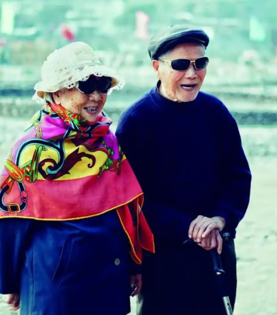 중국에서 새벽까지 TV를 보는 등 일반적인 건강 상식을 뒤집는 생활 습관으로 건강을 유지 중인 101세 할머니의 사연이 전해져 화제가 되고 있다. 바이두