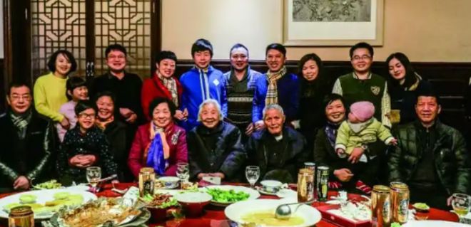 중국에서 새벽까지 TV를 보는 등 일반적인 건강 상식을 뒤집는 생활 습관으로 건강을 유지 중인 101세 할머니의 사연이 전해져 화제가 되고 있다. 바이두