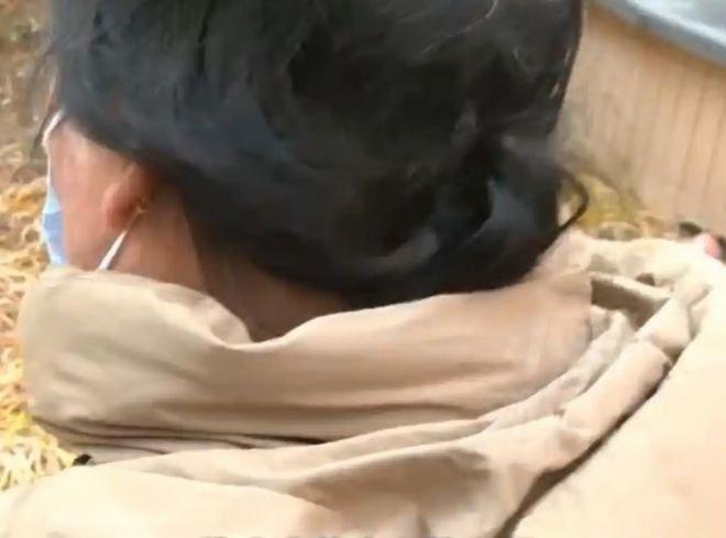 뒤에서 촬영한 모습의 리(Li) 씨. 리 씨와 남편 사이에는 자녀 1명이 있는 것으로 전해졌다. 바이두 캡처