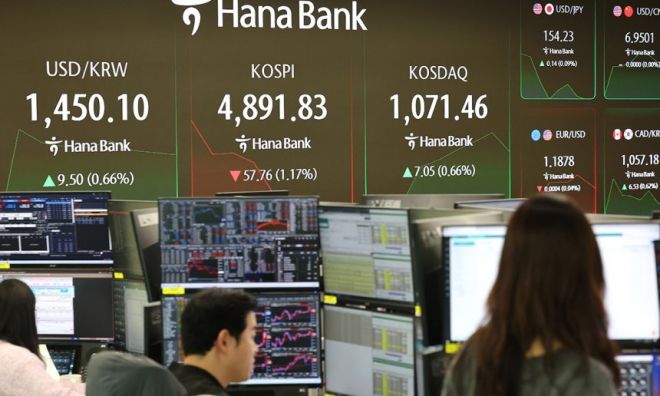 한국산 제품에 대한 관세를 무역합의 이전으로 되돌리겠다는 도널드 트럼프 미국 대통령의 발언에 코스피가 하락 출발했다. 27일 서울 중구 하나은행 본점 딜링룸에서 직원들이 증시와 환율을 모니터하고 있다. 연합뉴스