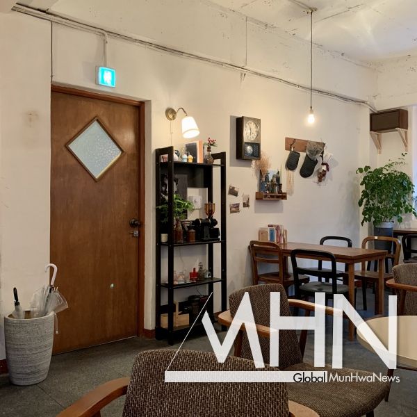 신촌 유원섬커피,  비오는날 가기 좋은 아늑한 우드톤 카페