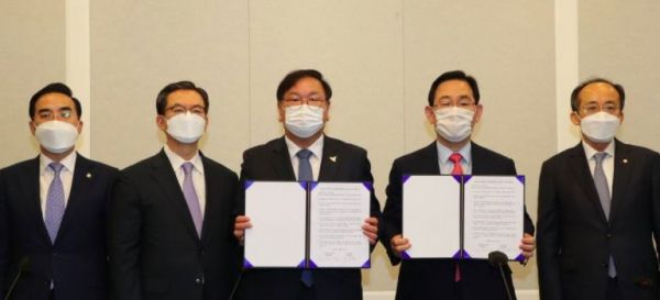 출처=연합뉴스 / 추경안 합의문에 서명한 여야 대표