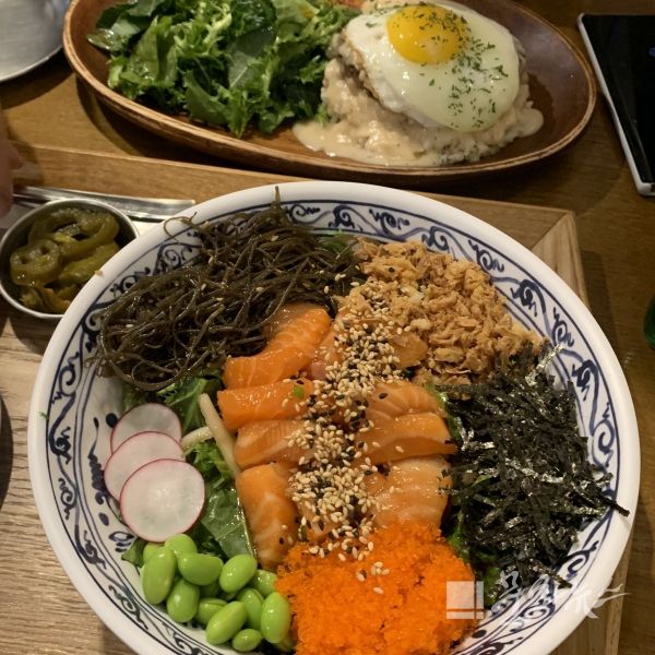 연남동 슬로우캘리 클래식 연어 포케, 로코모코