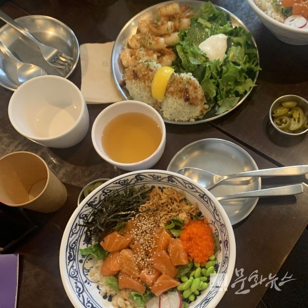 연남동 슬로우캘리 하와이안 갈릭 쉬림프, 클래식 연어 포케