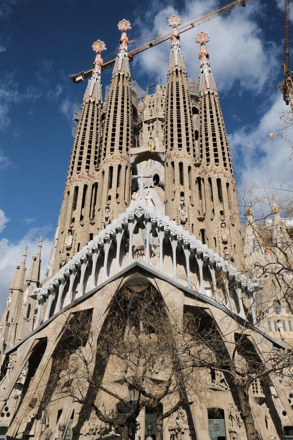 사그라다 파밀리아 성당의 수난의 파사드(The Passion Facade). 세콰이어 나무 몸통을 나타내는 6개의 기둥 위로 18개의 뼈 모양의 기둥이 있다./사진=Unsplash ©Johnny Ho