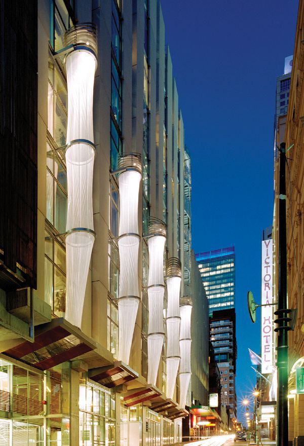 건물 외벽에 설치된 샤워타워의 모습./사진=믹피어스 공식 홈페이지