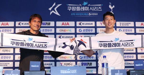 사진=토트넘 홋스퍼 손흥민과 안토니오 콘테 감독이 지난달 12일 오후 서울 마포구 서울월드컵경기장에서 열린 쿠팡플레이 시리즈 1차전 팀 K리그-토트넘 사전 기자회견에서 포즈를 취하고 있다/연합뉴스