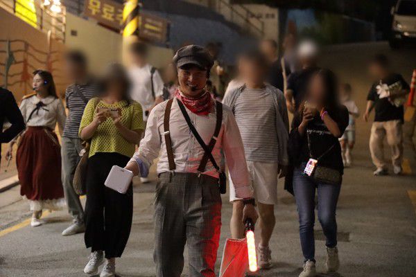 사진=제1회 야간 문학도보투어 모습 / 통영시청 제공