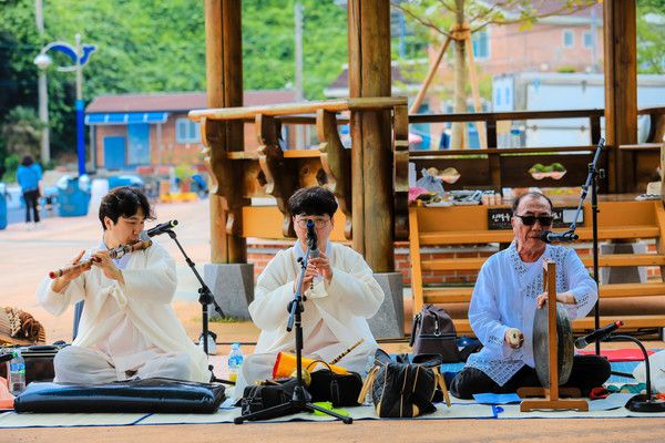 두 아들과 함께 굿판에서 무악을 연주하고 있는 인간문화재 정영만