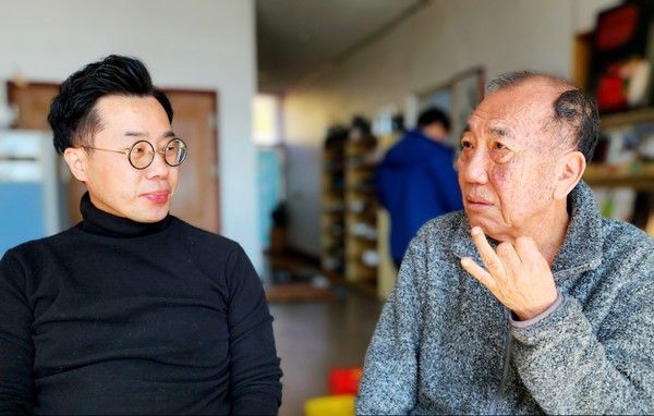 사회자 김형근 교수(좌)와 인간문화재 정영만(우)