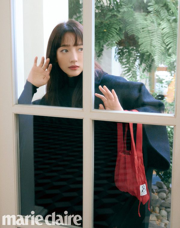 표예진, 조셉앤스테이시 럭키 플리츠 니트백과 함께한 겨울 화보/마리끌레르 제공