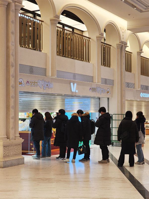 팝업스토어 오픈 전 팬들의 웨이팅 모습, 사진 출처: 콜리 제공