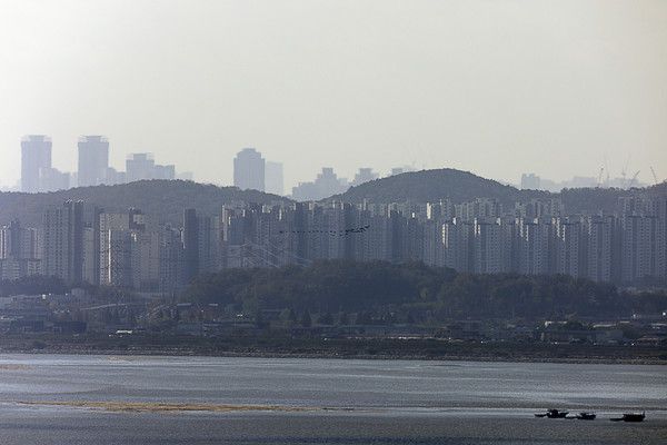 경기도 파주시에서 바라본 김포시와 한강 하구 일대의 모습 / 사진=연합뉴스