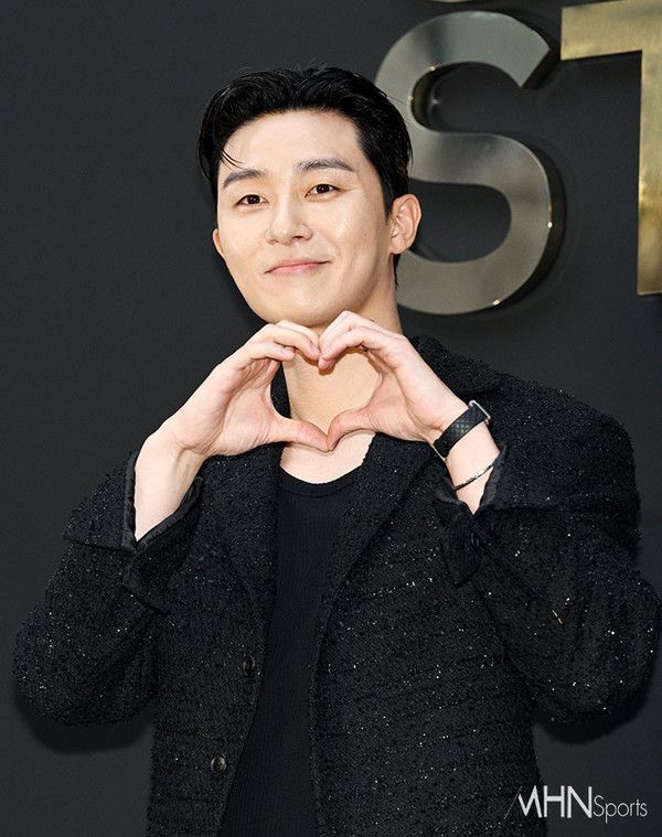 박서준, 포마드 펌에 올블랙 수트...패션의 정석!