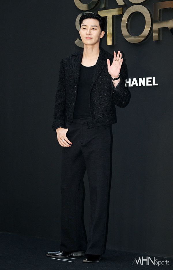 박서준, 포마드 펌에 올블랙 수트...패션의 정석!