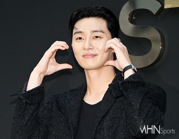 박서준, 포마드 펌에 올블랙 수트...패션의 정석!