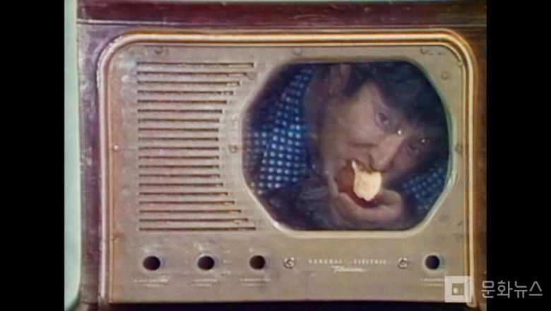 백남준, 달은 갖아 오래된 TV/사진제공=EBS