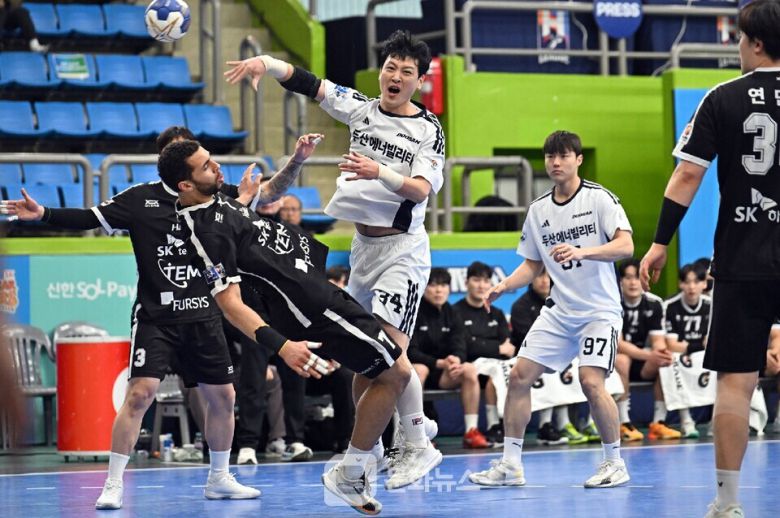 두산 강전구가 슈팅 중이다 / 사진제공=한국핸드볼연맹