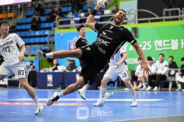 SK호크스 주앙이 다이빙슛을 시도 중이다/ 사진제공=한국핸드볼연맹