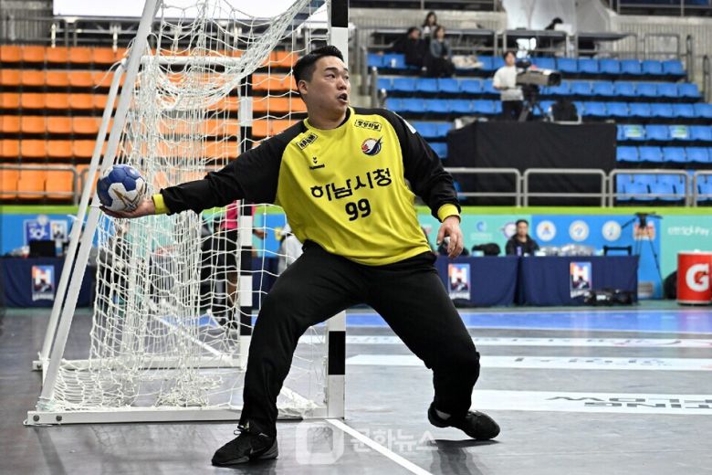 하남시청 박재용 골키퍼가 선방 후 패스 중이다 / 사진제공=한국핸드볼연맹