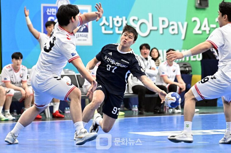두산 김연빈이 언더슈팅을 하고 있다 / 사진제공=한국핸드볼연맹