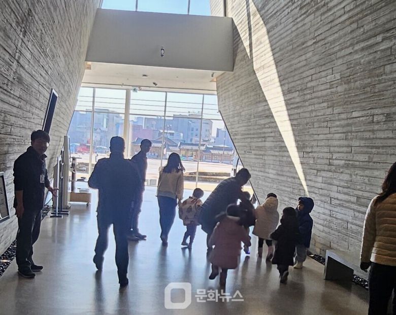 작품 반출훈련 모습 / 사진제공=수원시립미술관