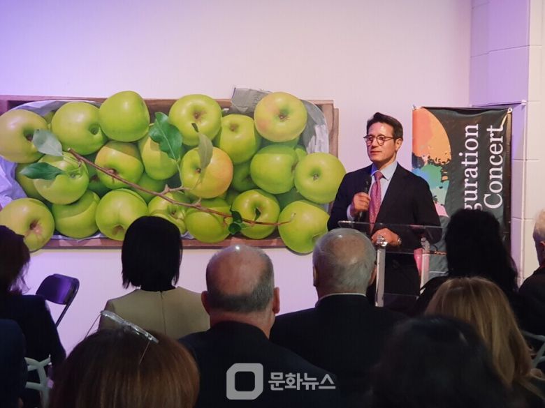 25일 한국문화예술위원회 정병국 위원장이 미국 뉴욕 갤러리 AP SPACE 아르코 앙상블 in 미국(동부)의 창단 공연에서 축사를 하고 있다. / 사진제공=한국문화예술위원회