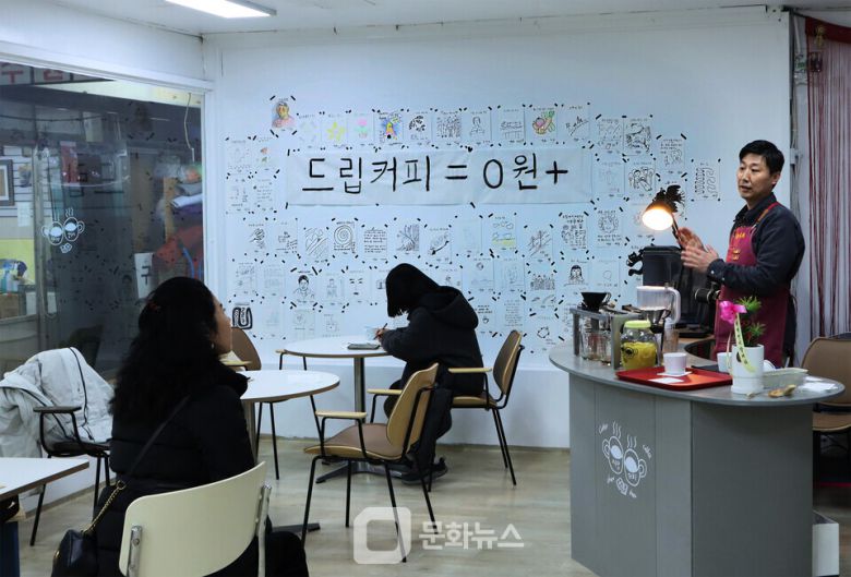 운영 중인 시장커피 전경 / 사진제공=수원시립미술관