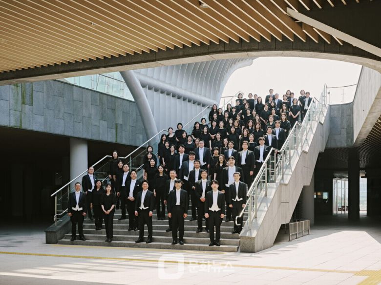 인천시립교향악단 단원 단체사진 / 사진제공=인천시립교향악단