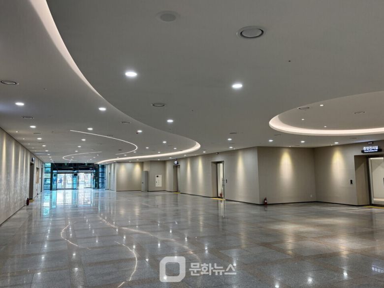 인천문화예술회관 정시실 로비 전경 / 사진제공=인천문화예술회관