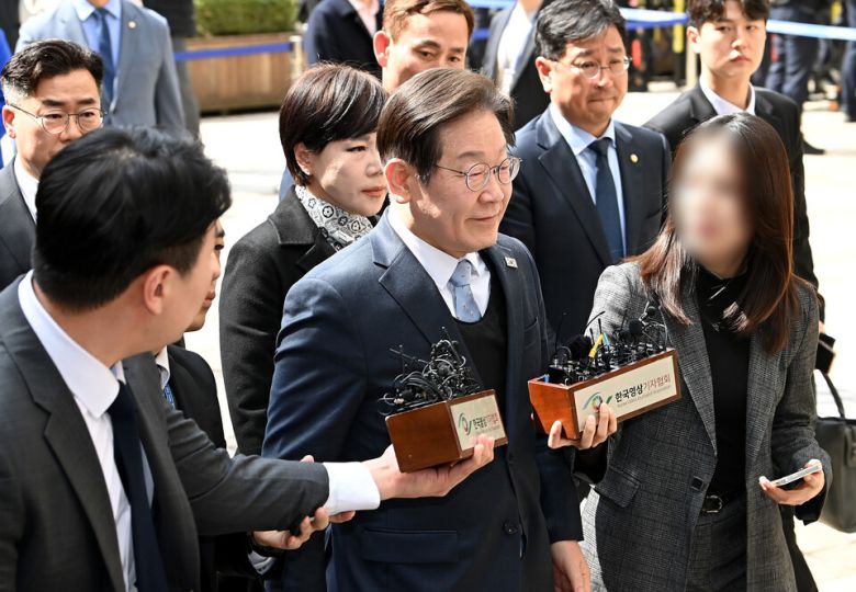 더불어민주당 이재명 대표가 26일 서울 서초구 서울고등법원에서 열린 공직선거법 위반 혐의 2심 선고 공판에 출석하고 있다. / 사진=연합뉴스