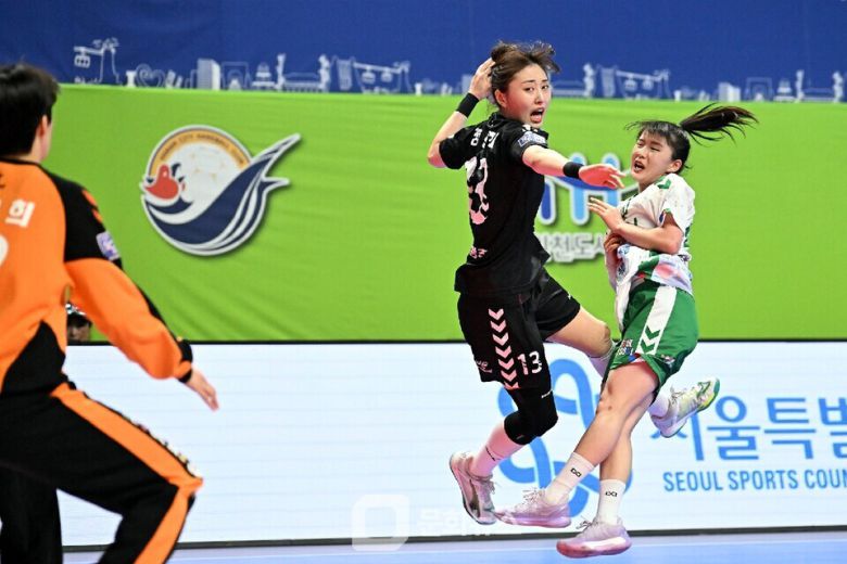 광주도시공사 정현희가 점프슛 중이다 상대 골키퍼는 친언니 정진희다 / 사진제공=한국핸드볼연맹